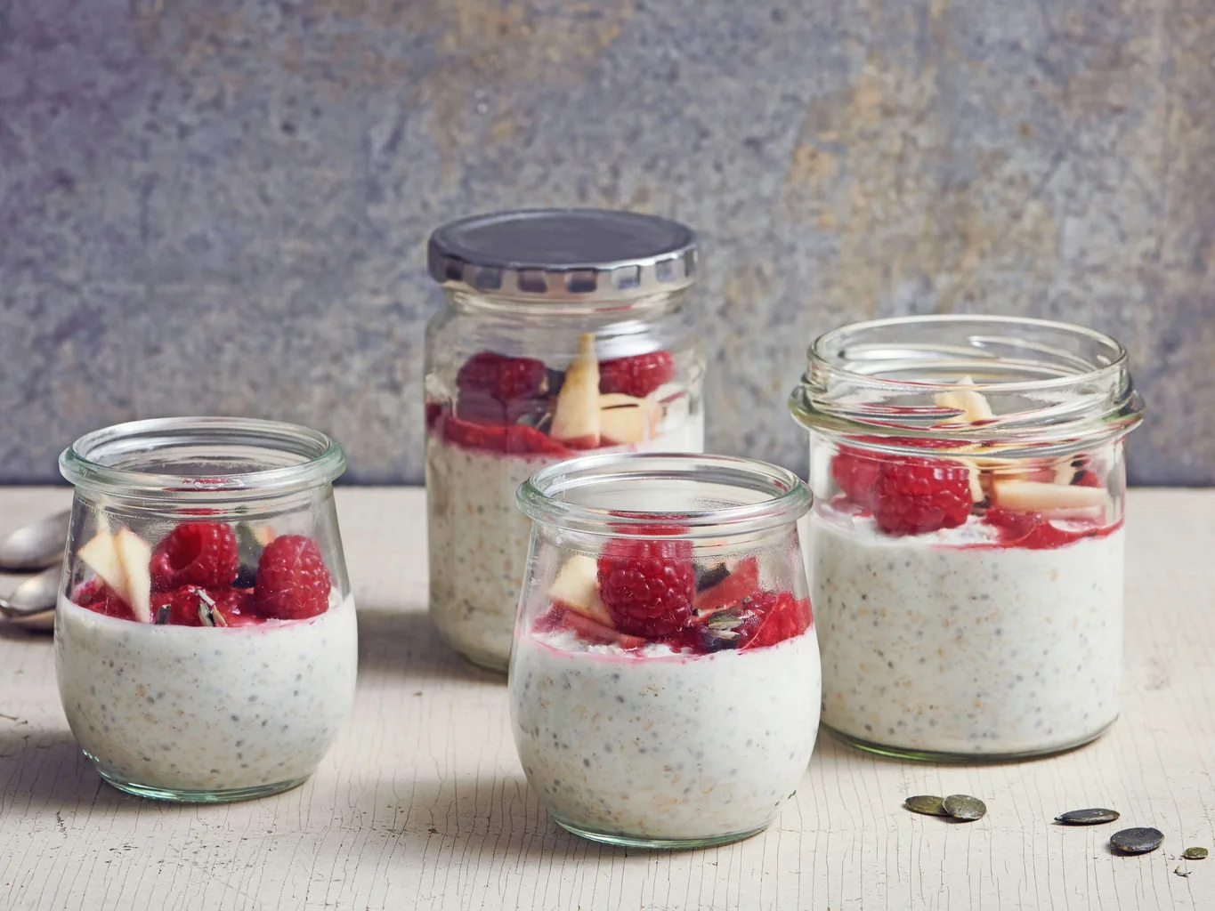 Overnight-Oats mit Apfel und Himbeeren