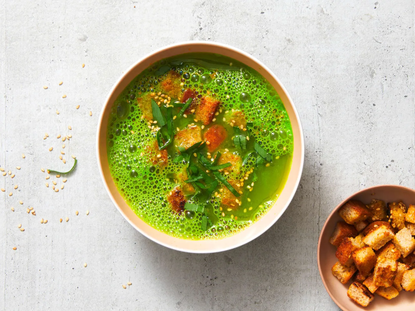 Velouté d’ail des ours avec croûtons au curry et au sésame