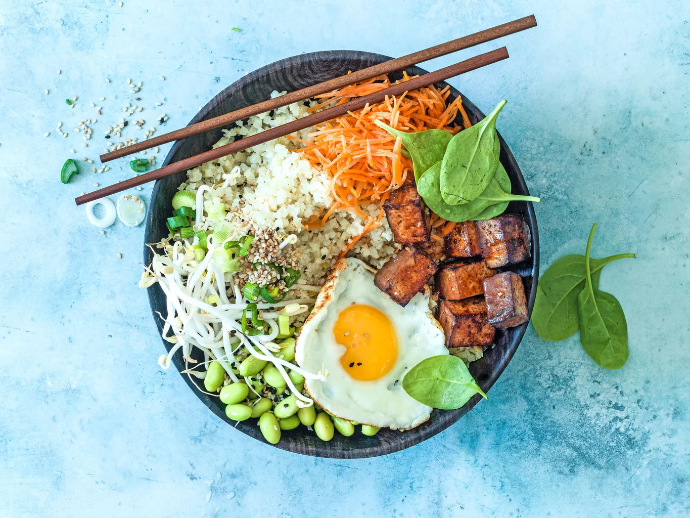 Buddha-Bowl mit Blumenkohlreis und Tofu