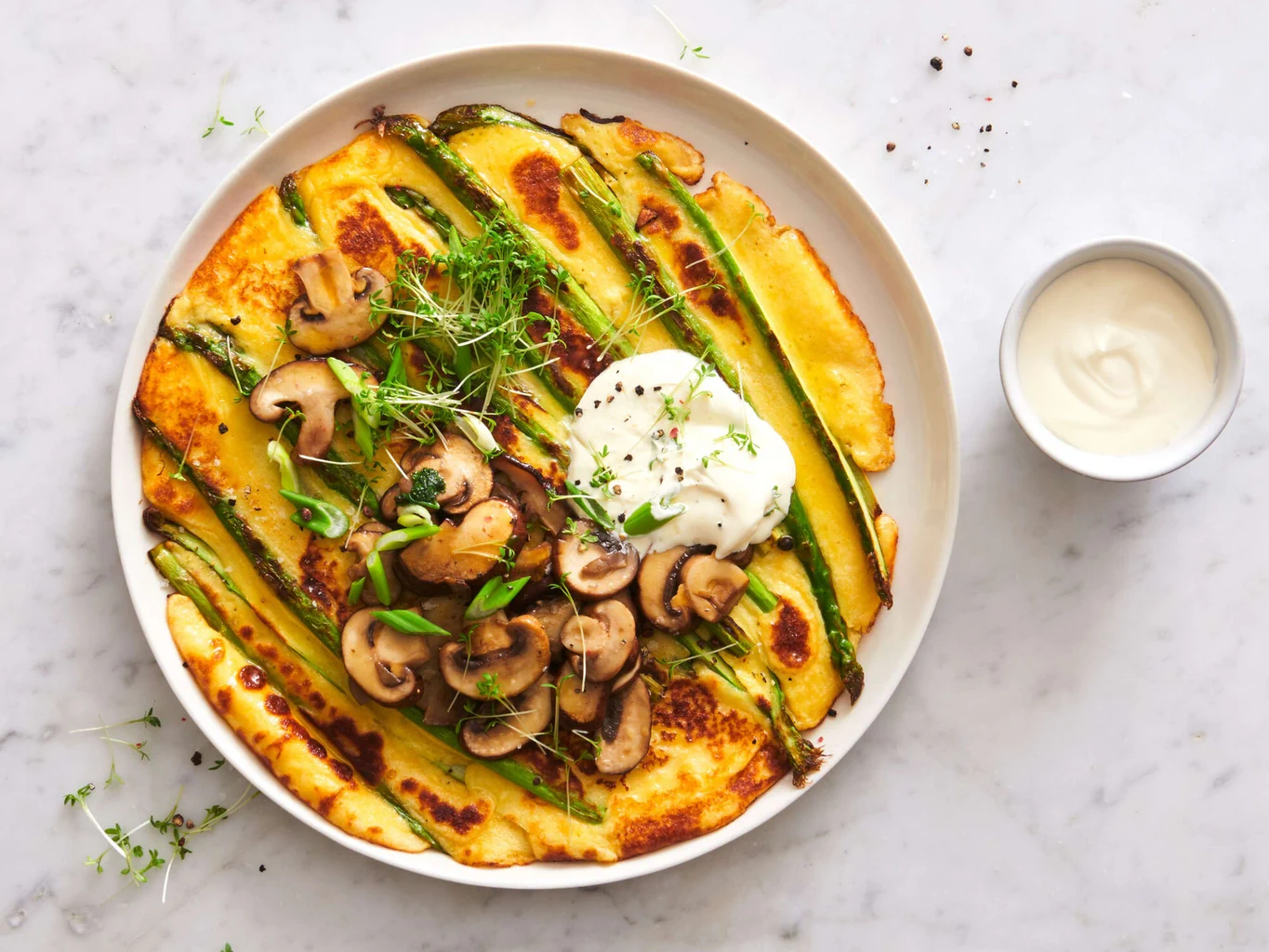Spargel-Frühlingszwiebel-Omelette mit Pilzen