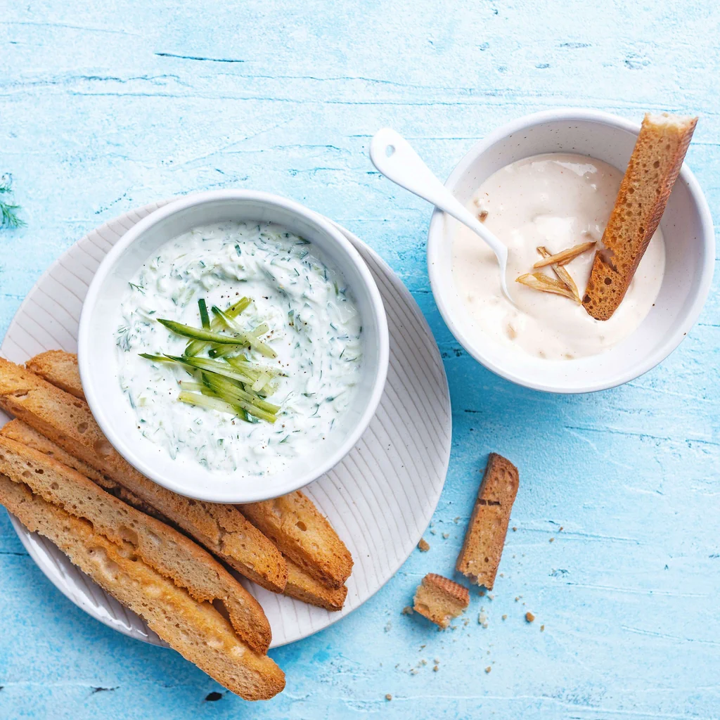 Knusperbaguette mit Knoblauchdip und Tzatziki