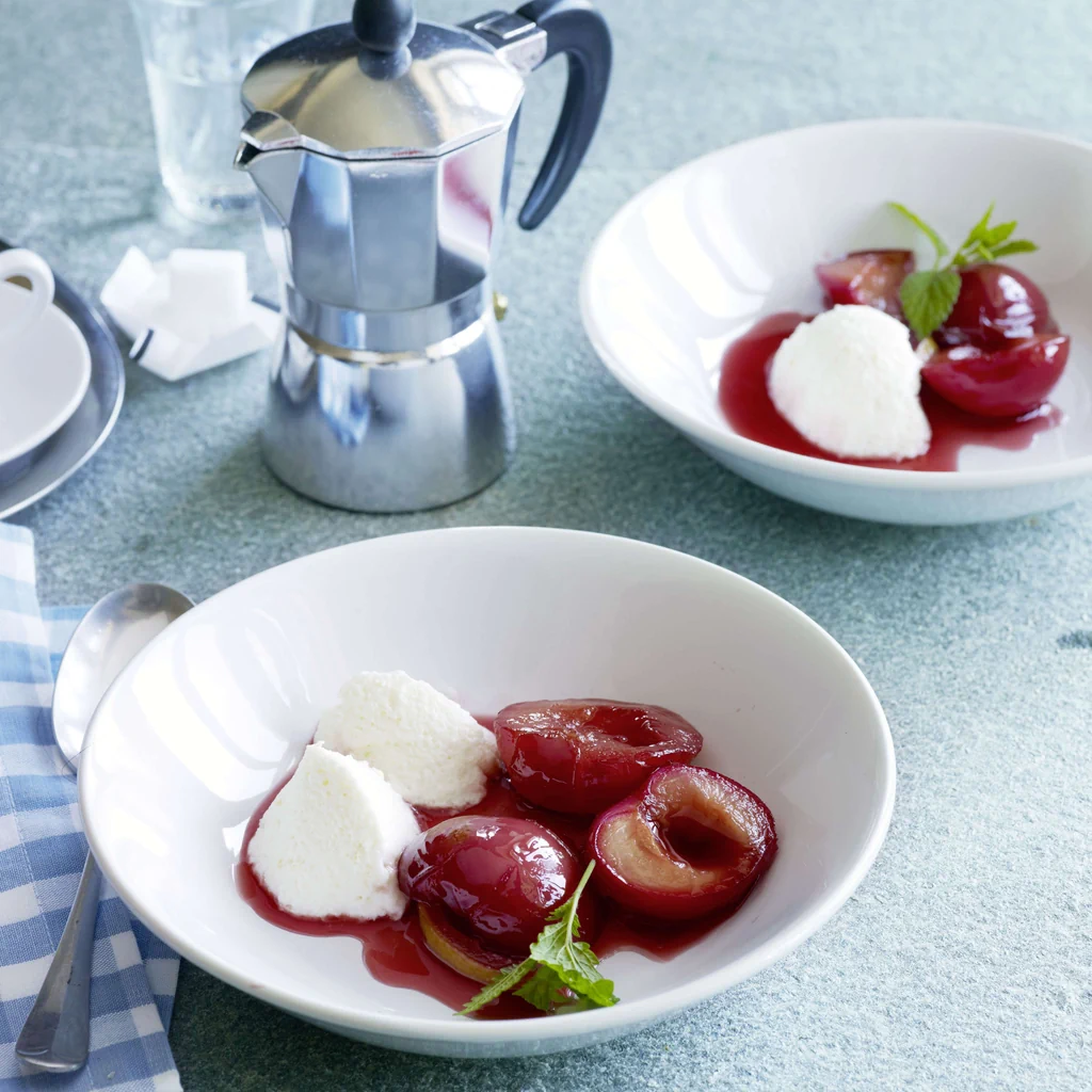 Zitronen-Mascarpone-Mousse mit roten Pflaumen