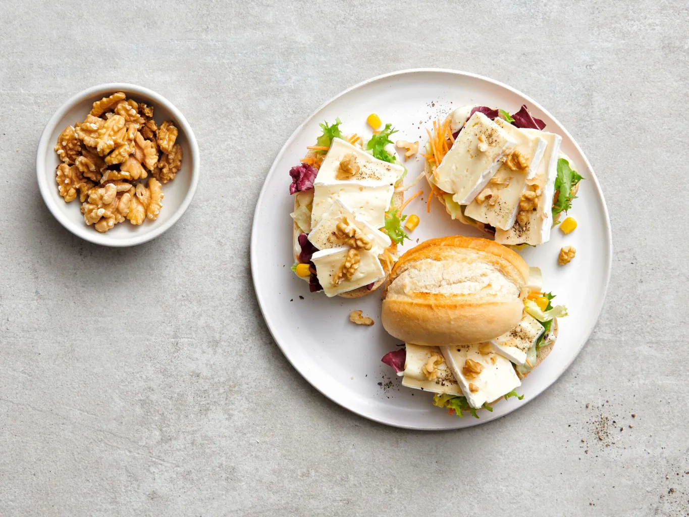 Sandwich con brie e noci