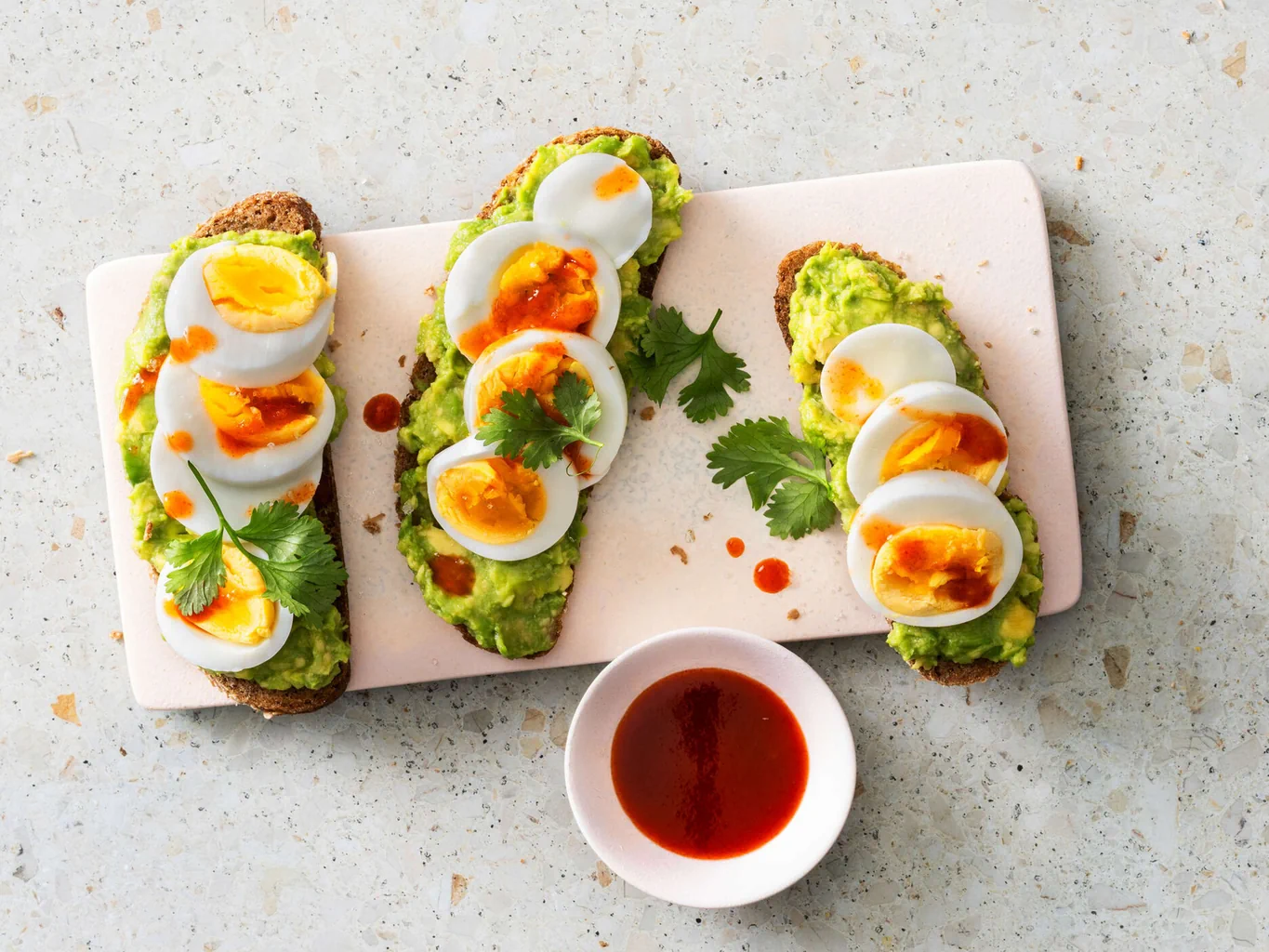 Pane con avocado e uovo sodo