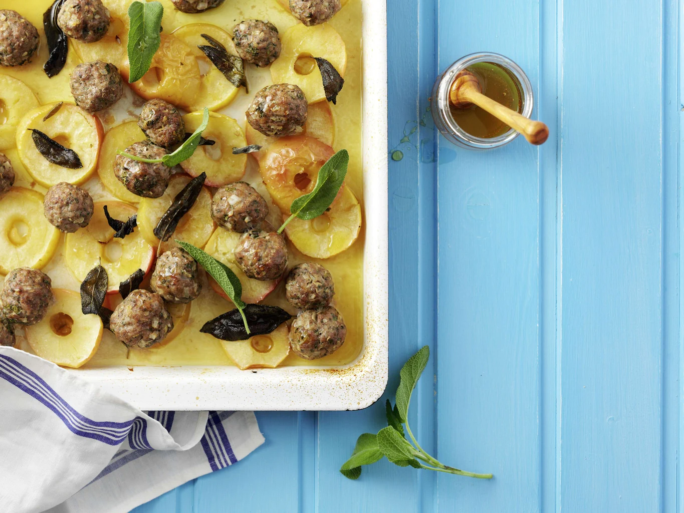 Boulettes de viande hachée avec pommes et sauge