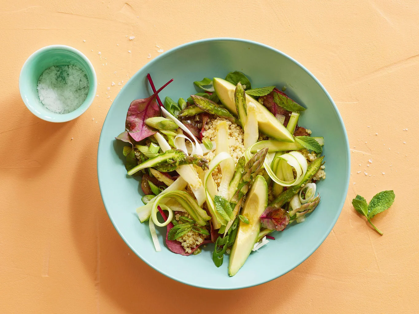 Quinoasalat mit Spargeln und Avocado