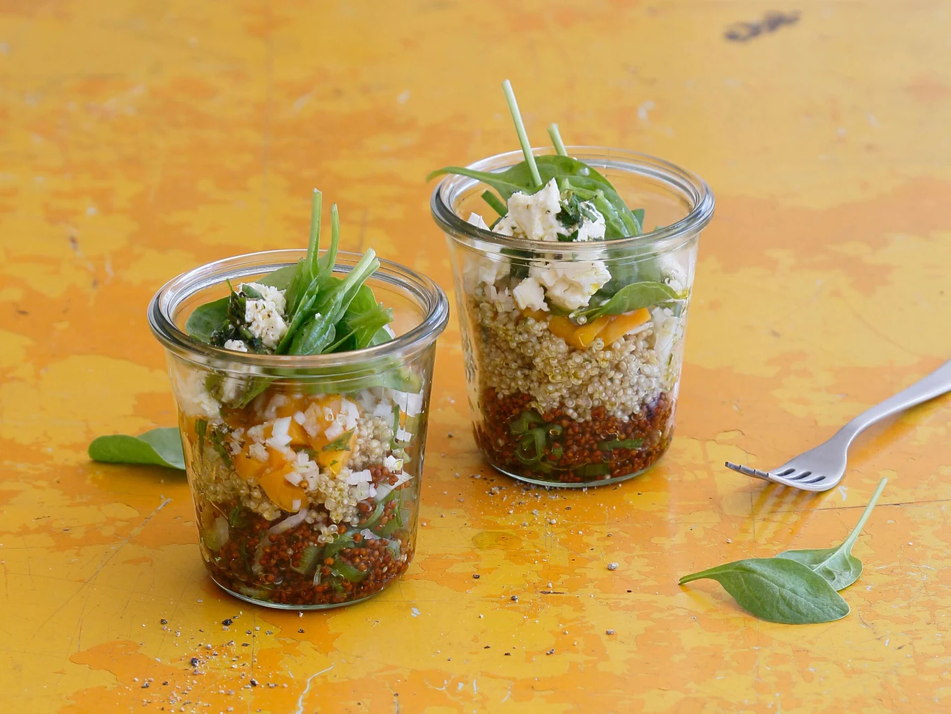 Salade de quinoa avec vinaigrette, fines herbes et mangue