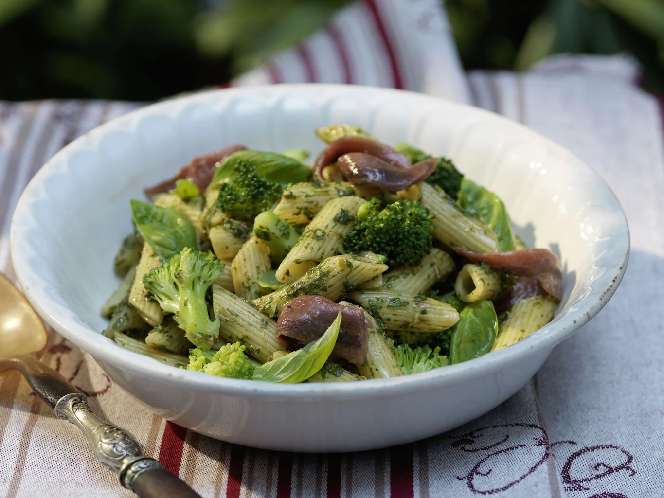 Insalata di pasta e broccoli al basilico con acciughe