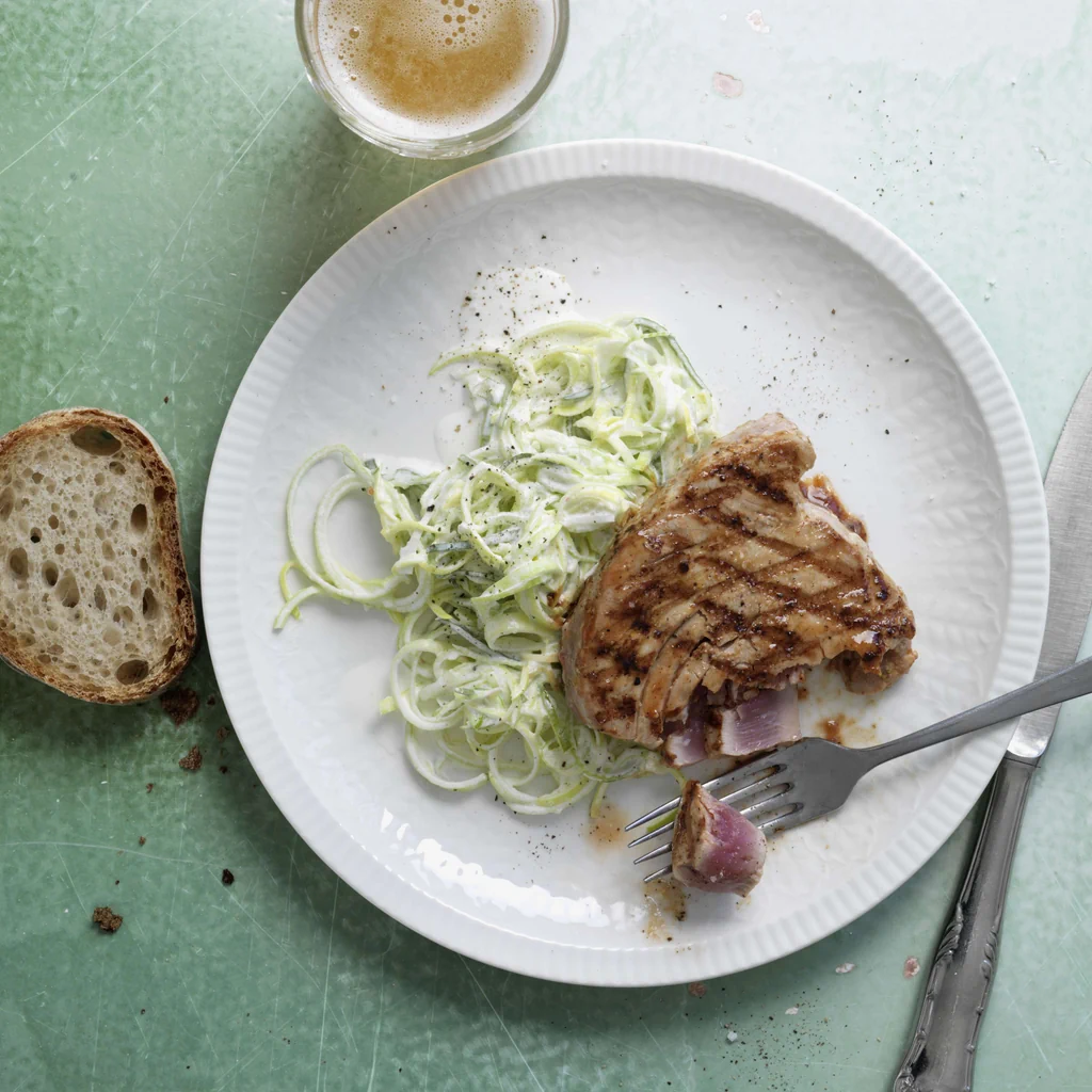 Thon glacé avec salade de poireau