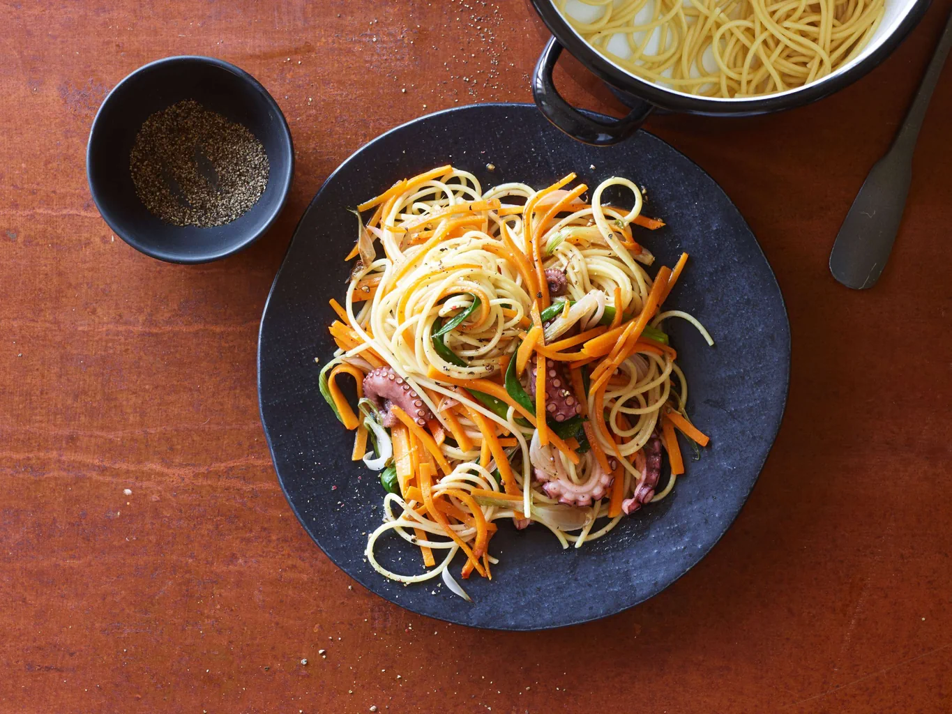Spaghetti mit Kürbis und Tintenfisch