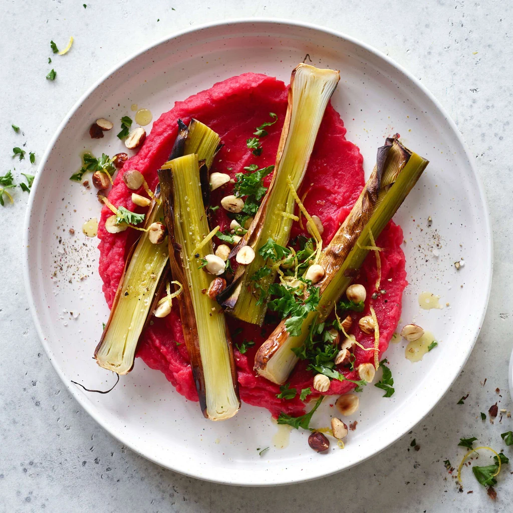 Poireau rôti sur purée de pommes de terre à la betterave