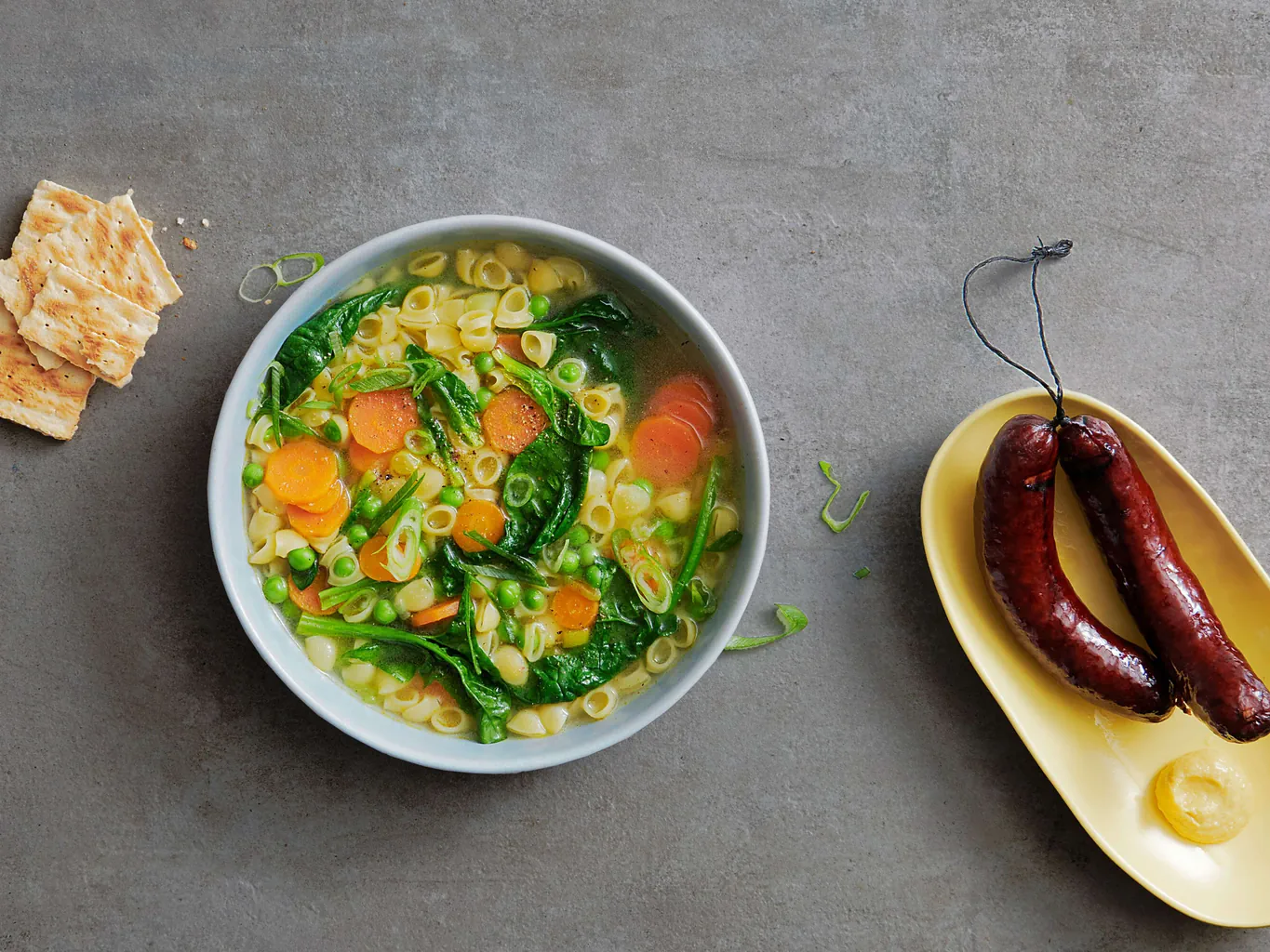 Minestra di pasta con salsiccia affumicata