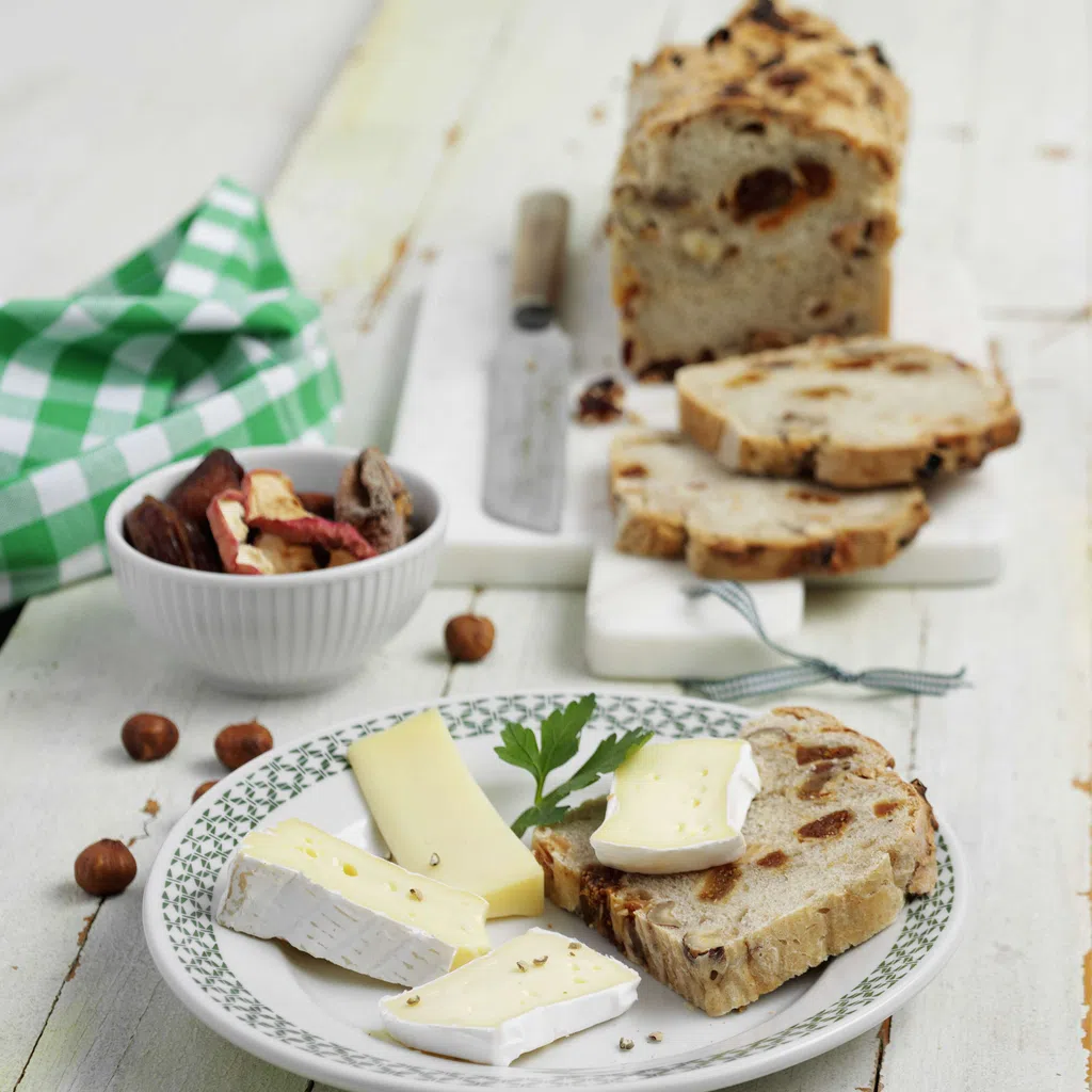 Pane alla frutta con nocciole
