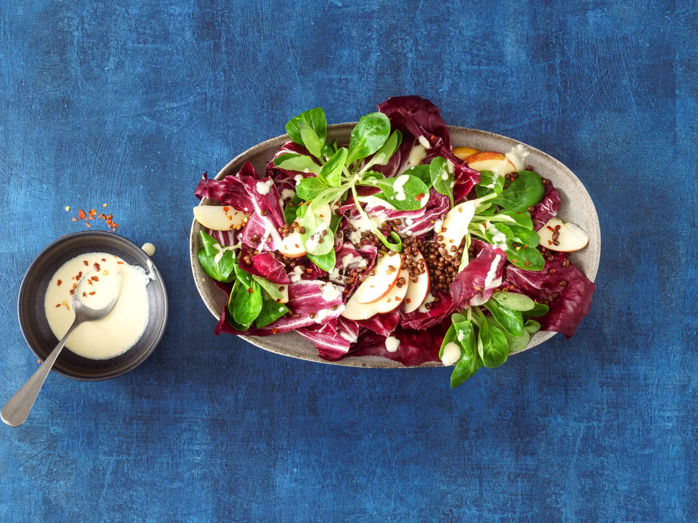 Cicorino e formentino in insalata con mele e lenticchie