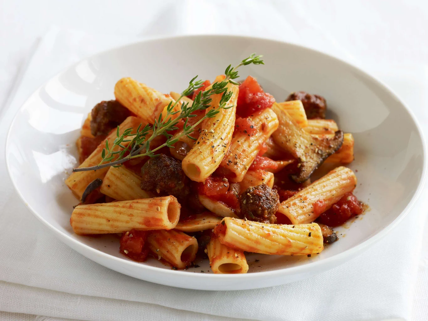 Rigatoni con funghi e salsiccia
