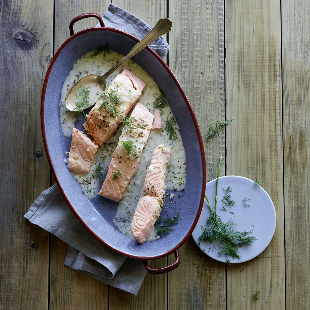 Pochierte Lachsfilets in Weissweinsauce