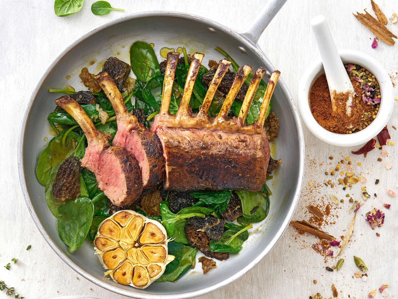 Carré d'agneau avec épinards aux morilles