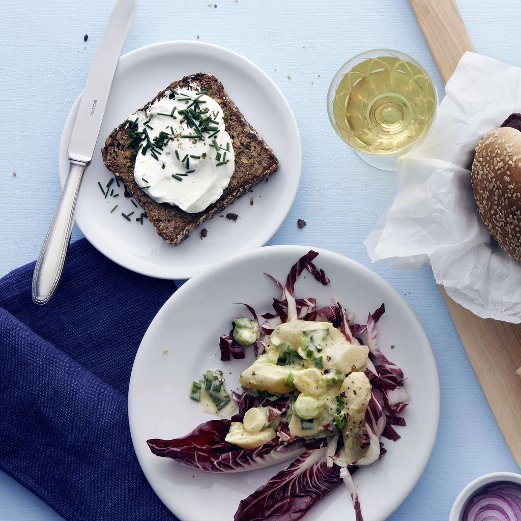 Schwarzwurzelsalat mit Frischkäse-Brötchen