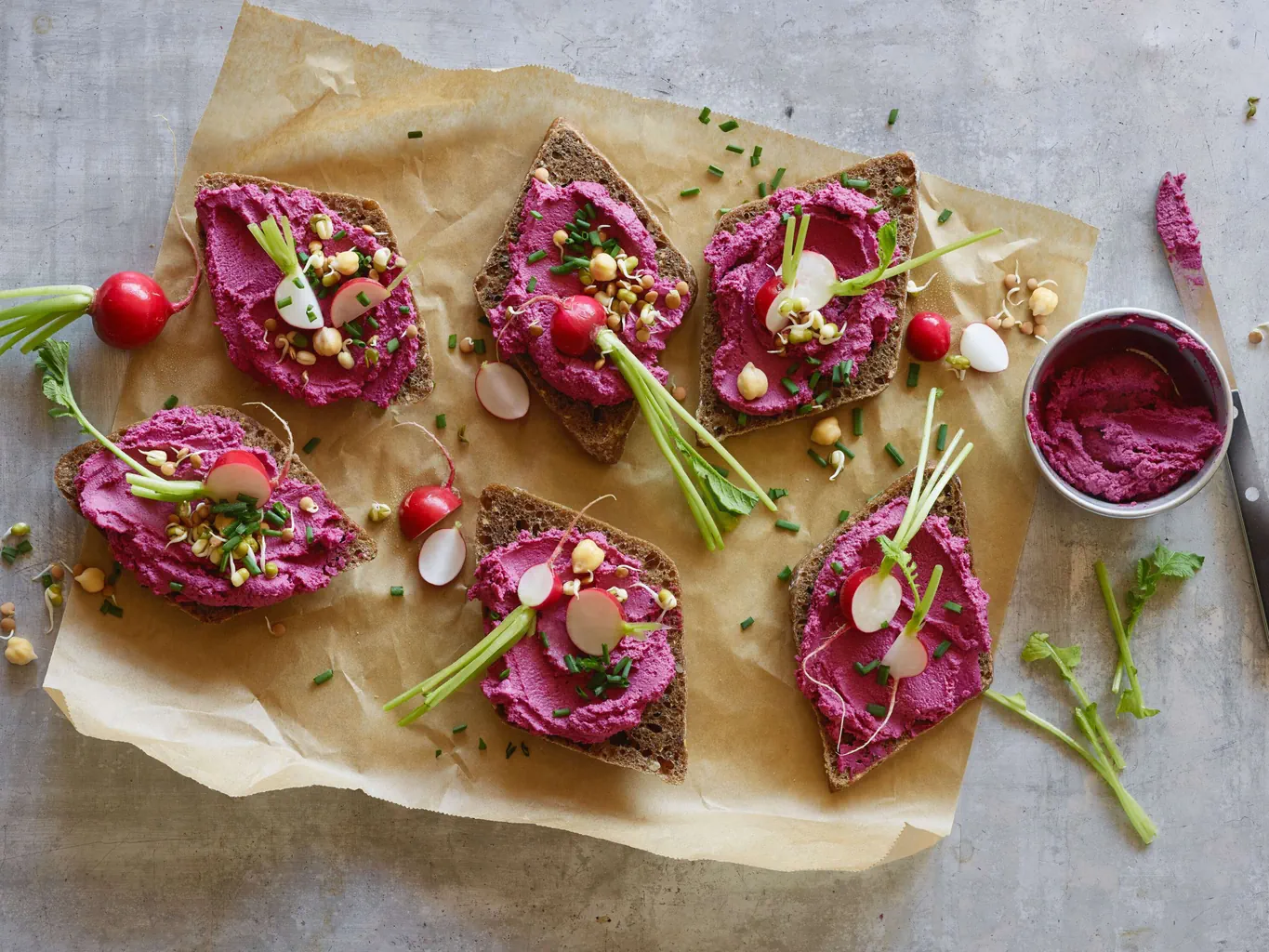 Randen-Hummus mit Sprossen