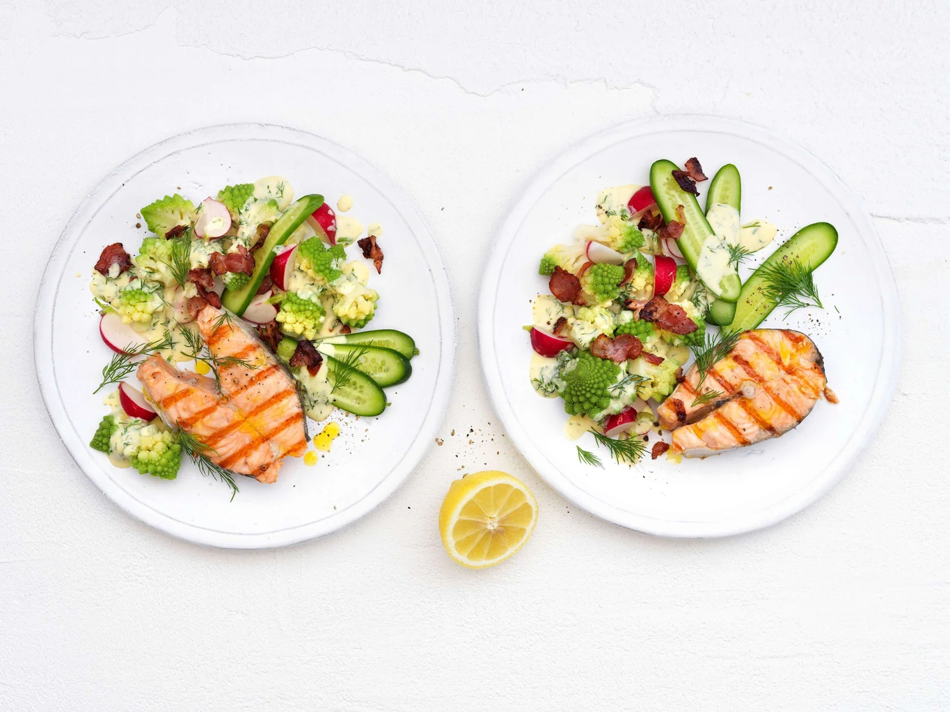 Lachssteak mit Romanesco-Speck-Salat