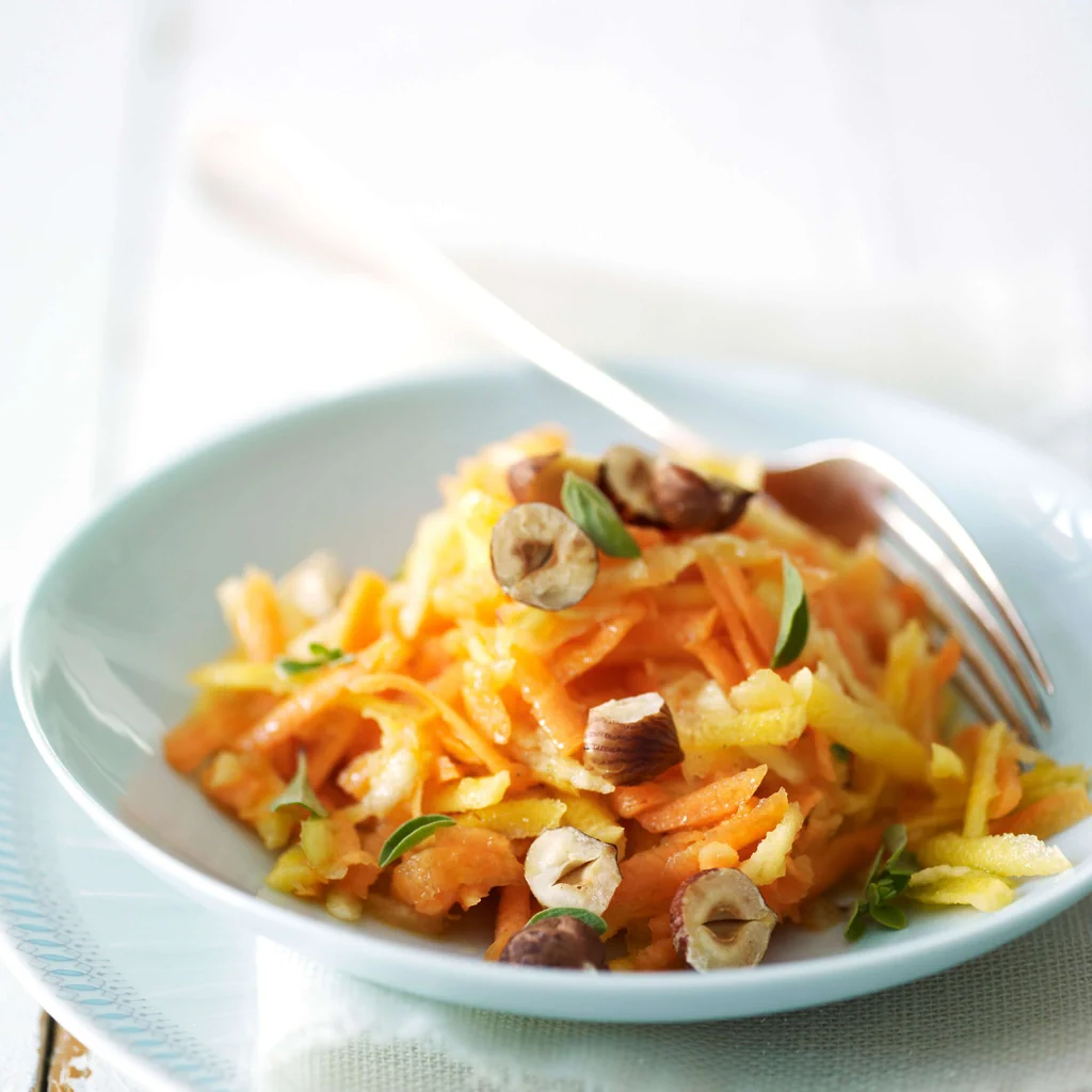 Insalata di carote e mele grattugiate