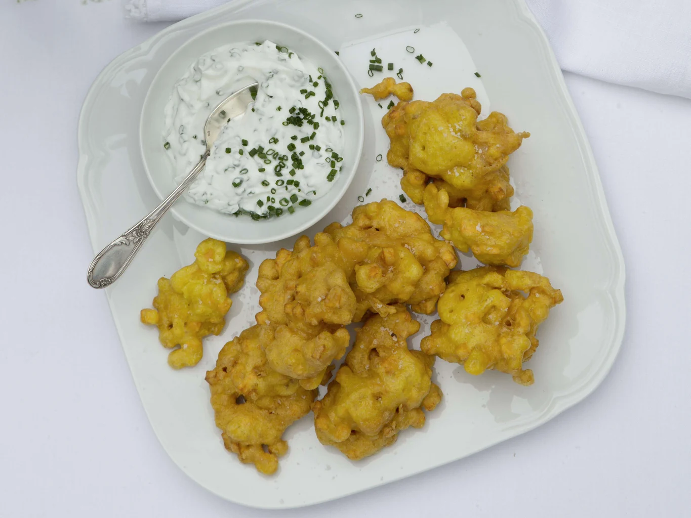 Beignets de maïs et de patate douce, yogourt à la ciboulette