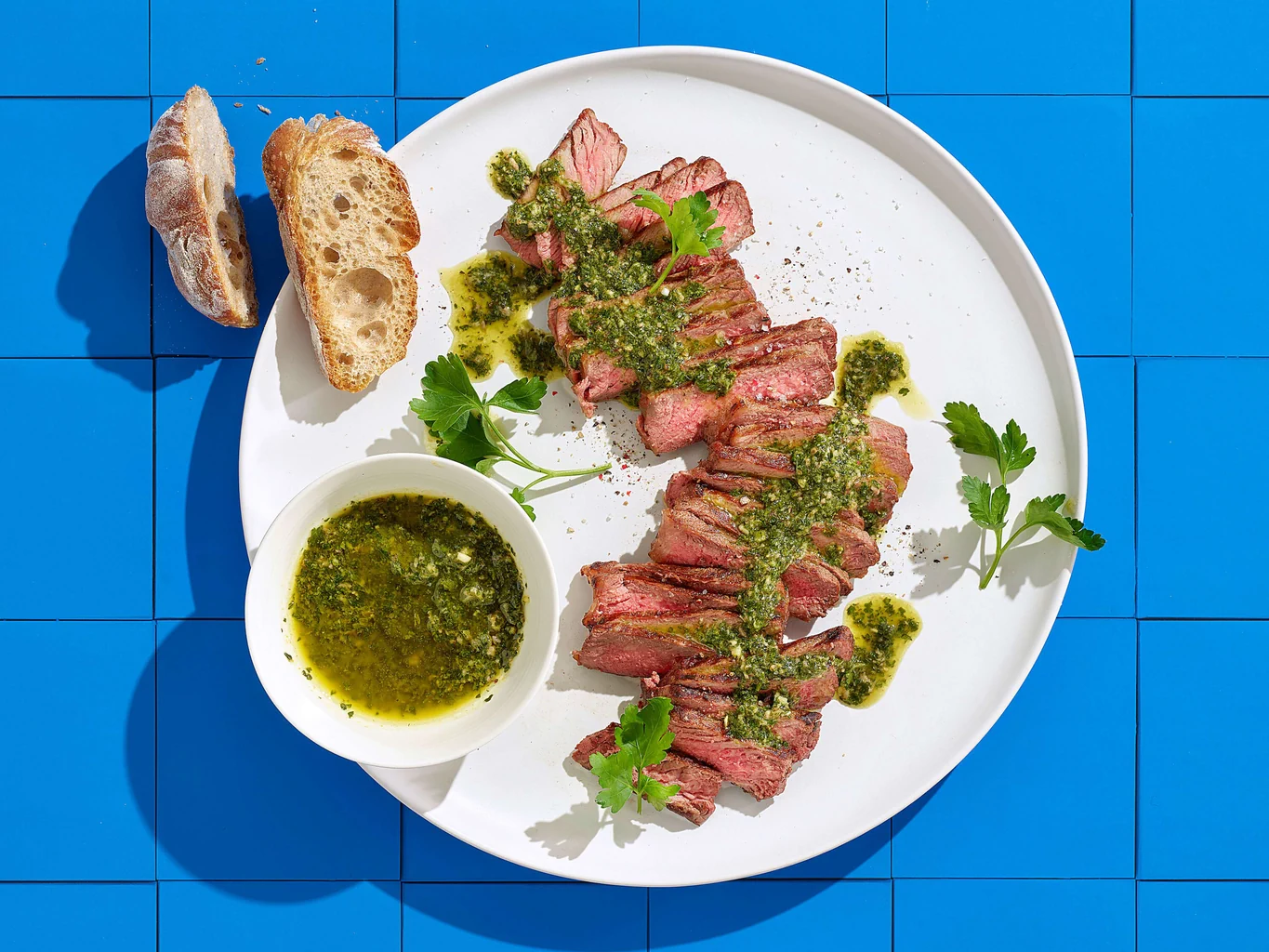 Kaltes Entrecôte mit Kräutersalsa