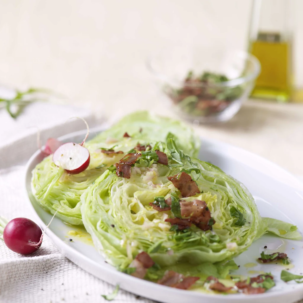 Insalata iceberg con pancetta, rucola e ravanelli