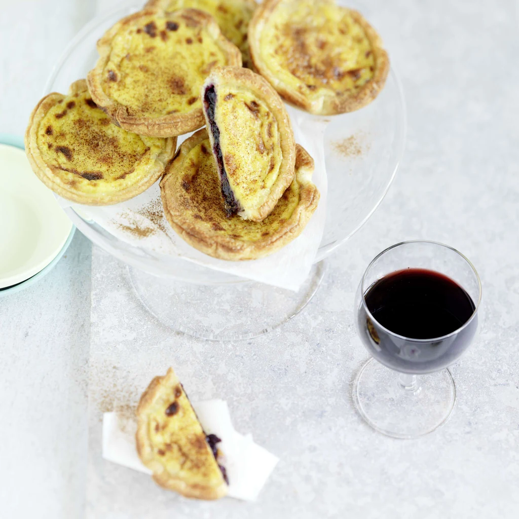 Pastel de nata mit Trauben