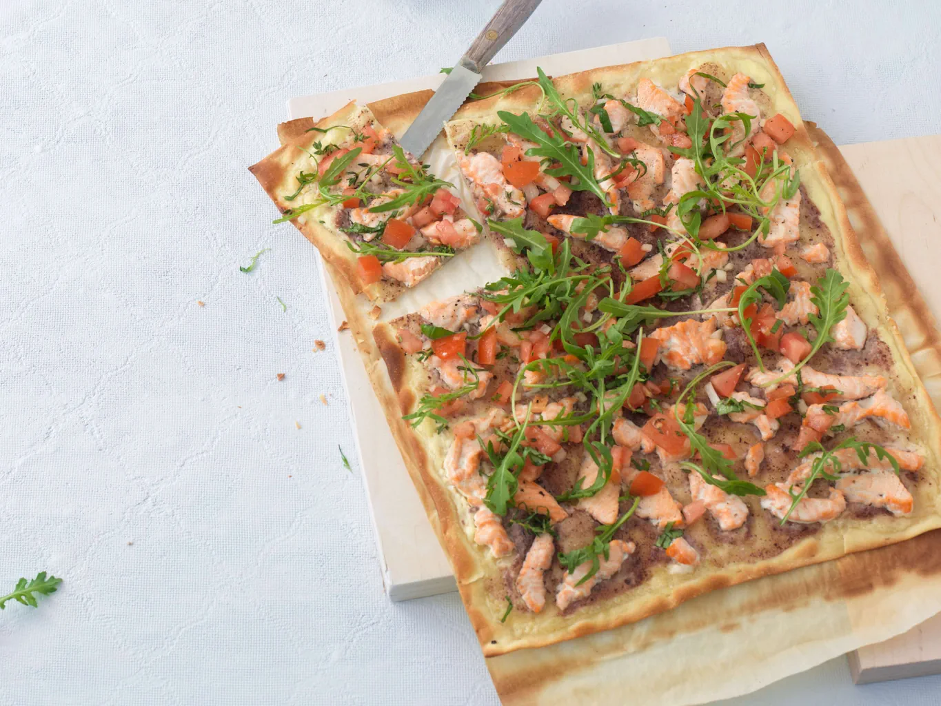 Lachs-Oliven-Flammkuchen
