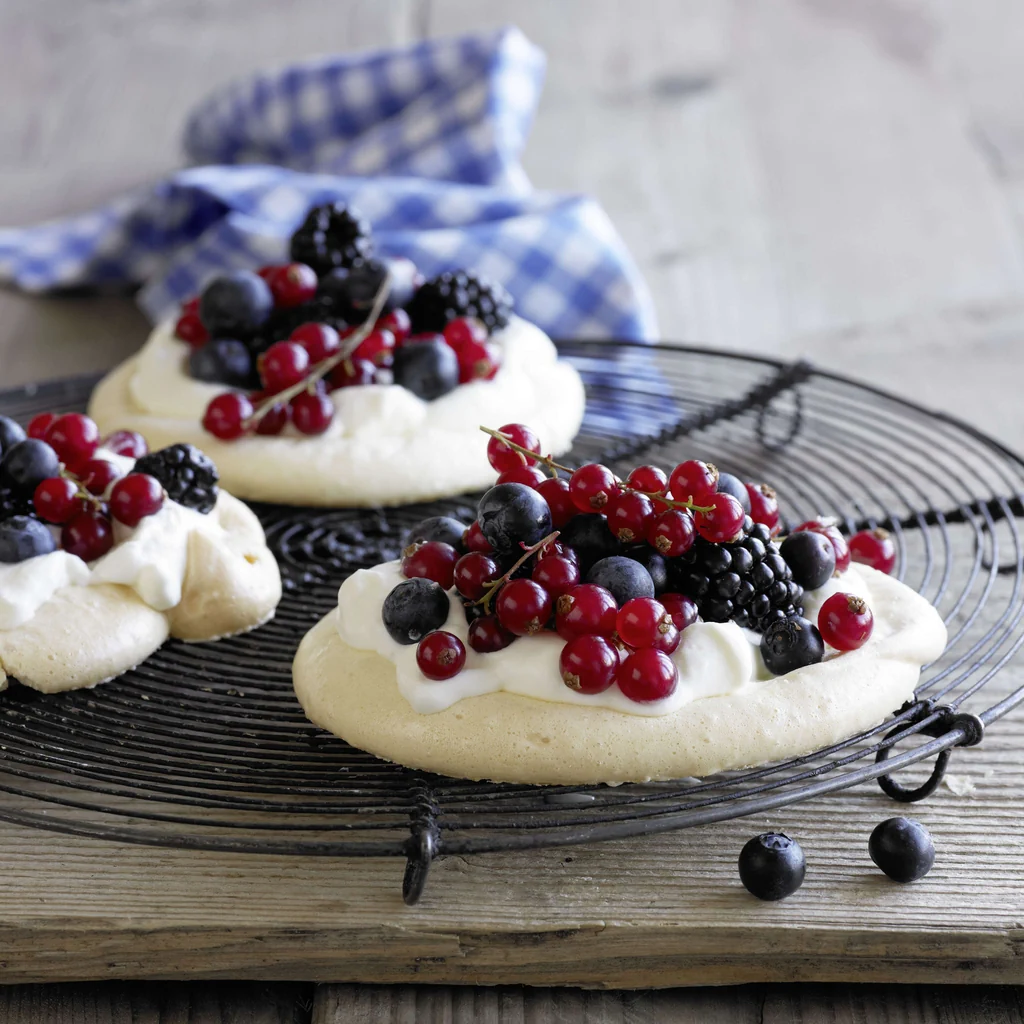 Meringue mit Rahm und Beeren