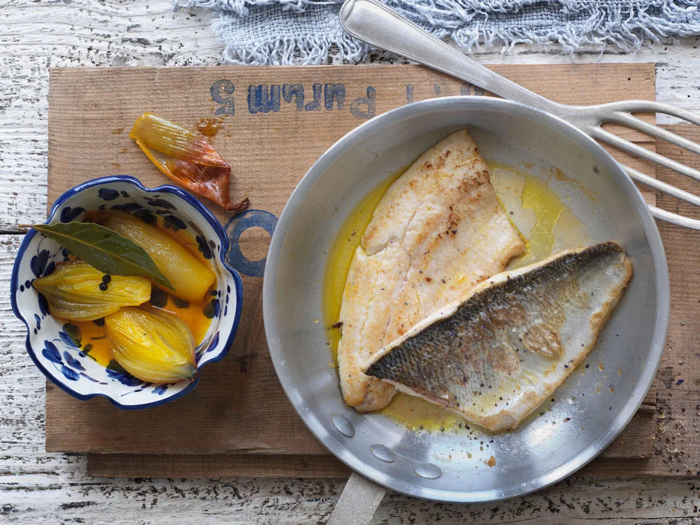 Filets de féra et échalotes safranées
