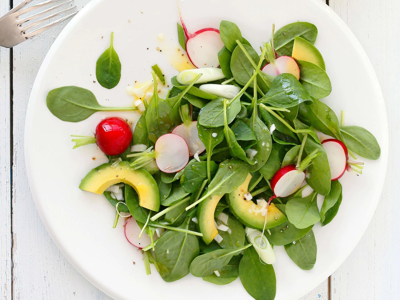 Spinat-Radieschen-Salat mit Zitronendressing
