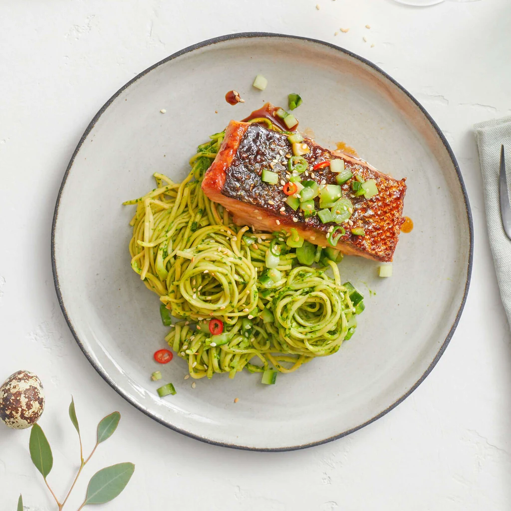 Glasierter Lachs auf Kräuternudeln