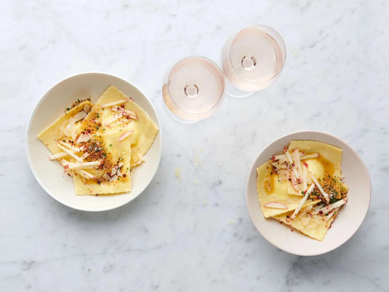 Ziegenkäse-Apfel-Ravioli mit brauner Butter