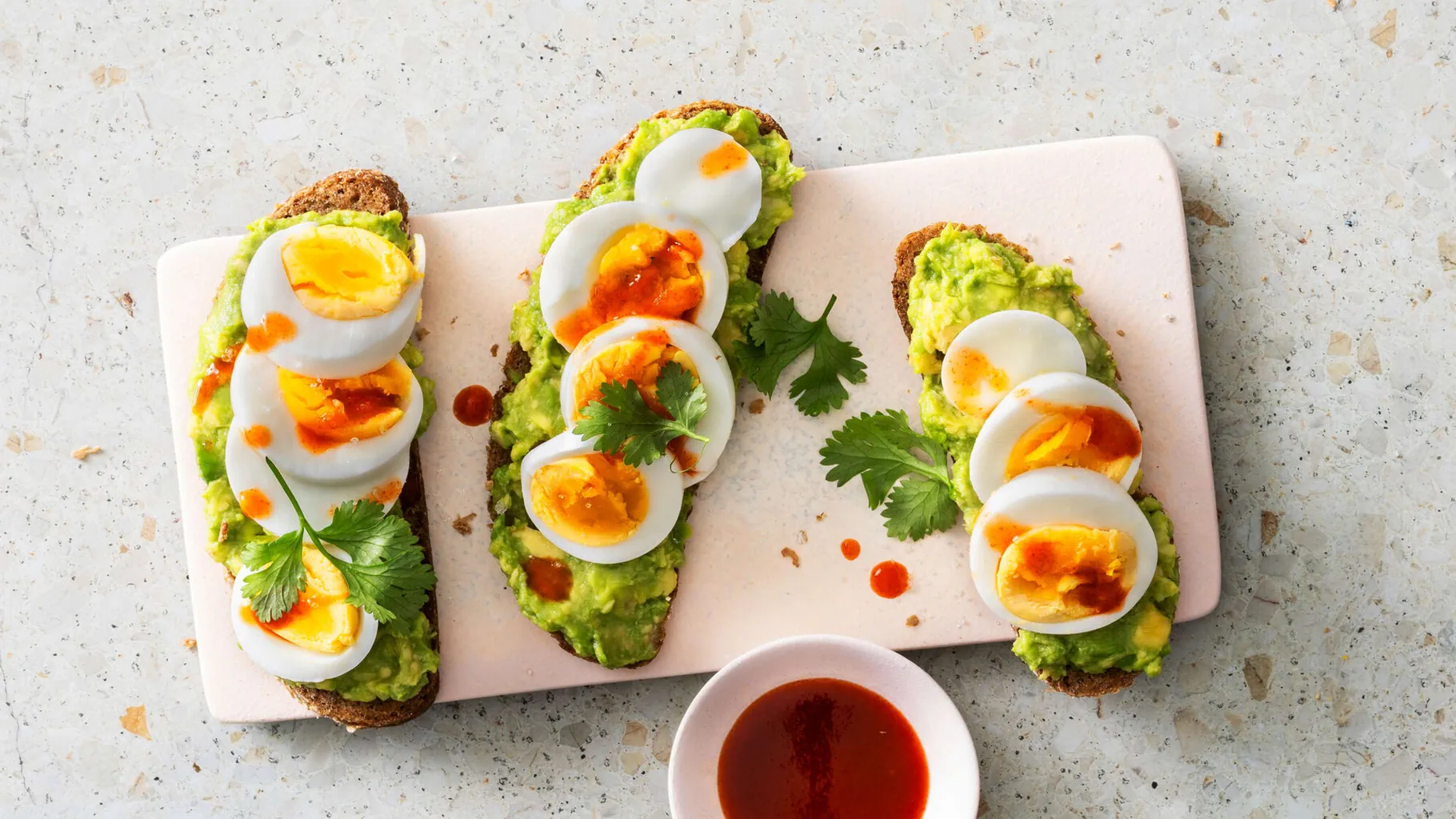 Pane con avocado e uovo sodo