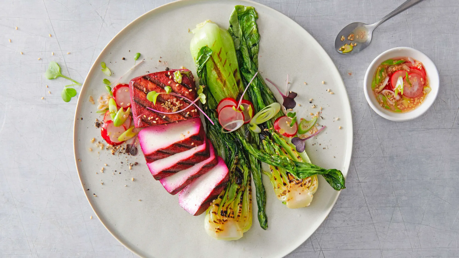 Rot marinierter Tofu mit Pak-Choi