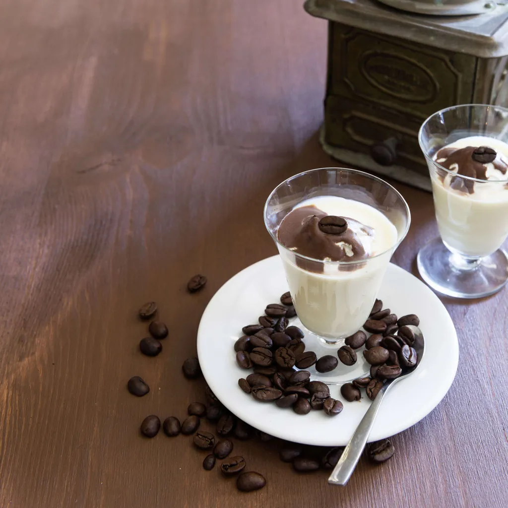 Kaffee-Panna-Cotta mit Kaffee-Schokoladen-Sauce