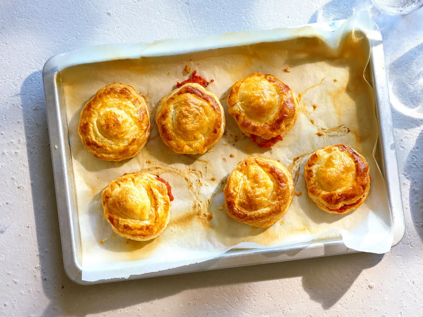 Rustici con mozzarella e pomodoro