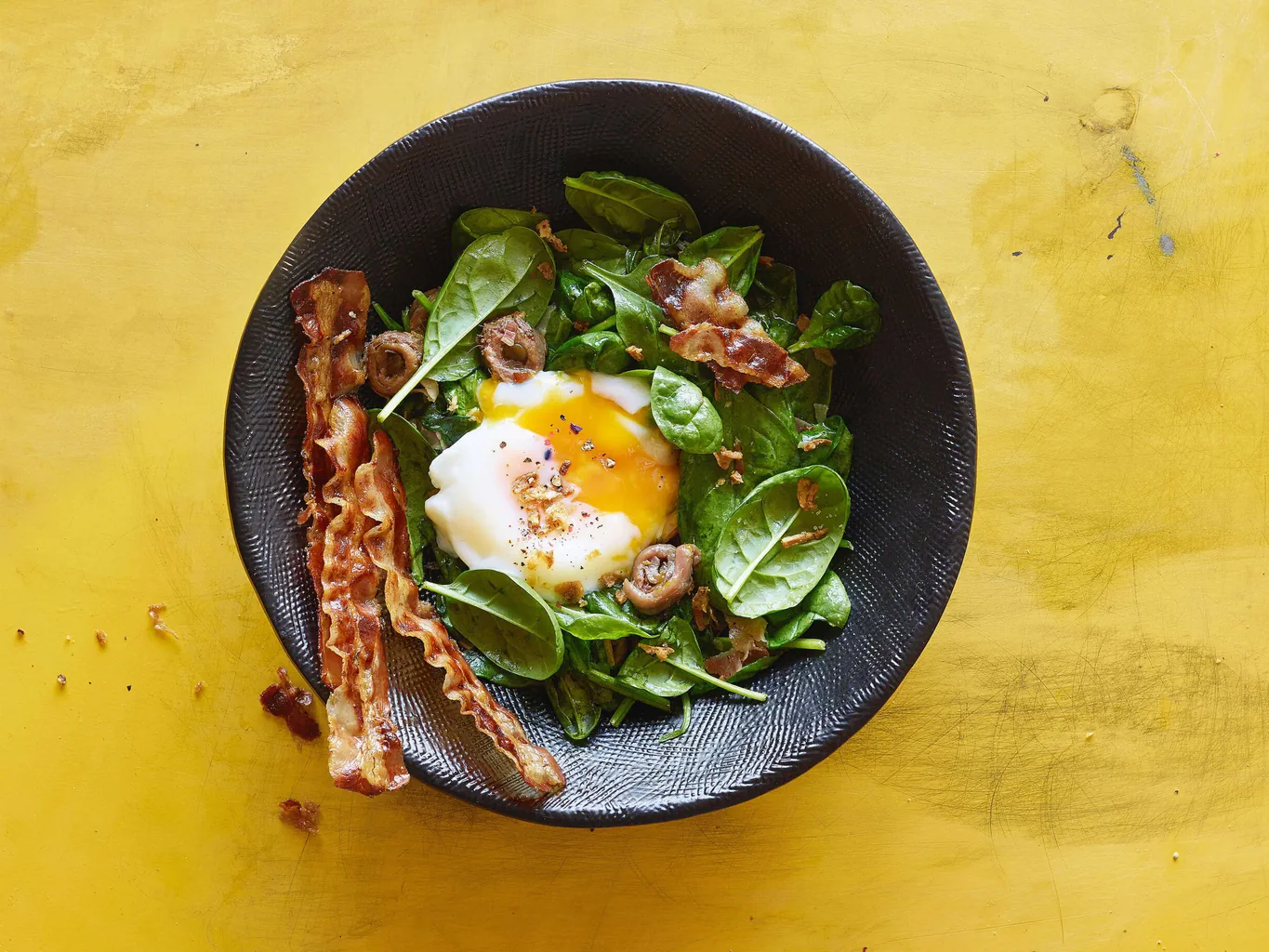 Spinaci con pancetta, acciughe e uova