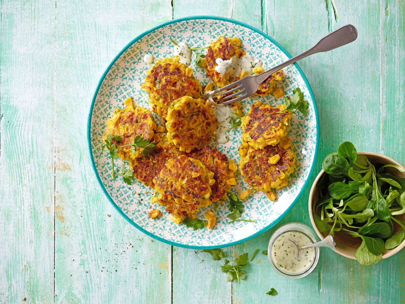 Frittelle di mais con insalata di formentino