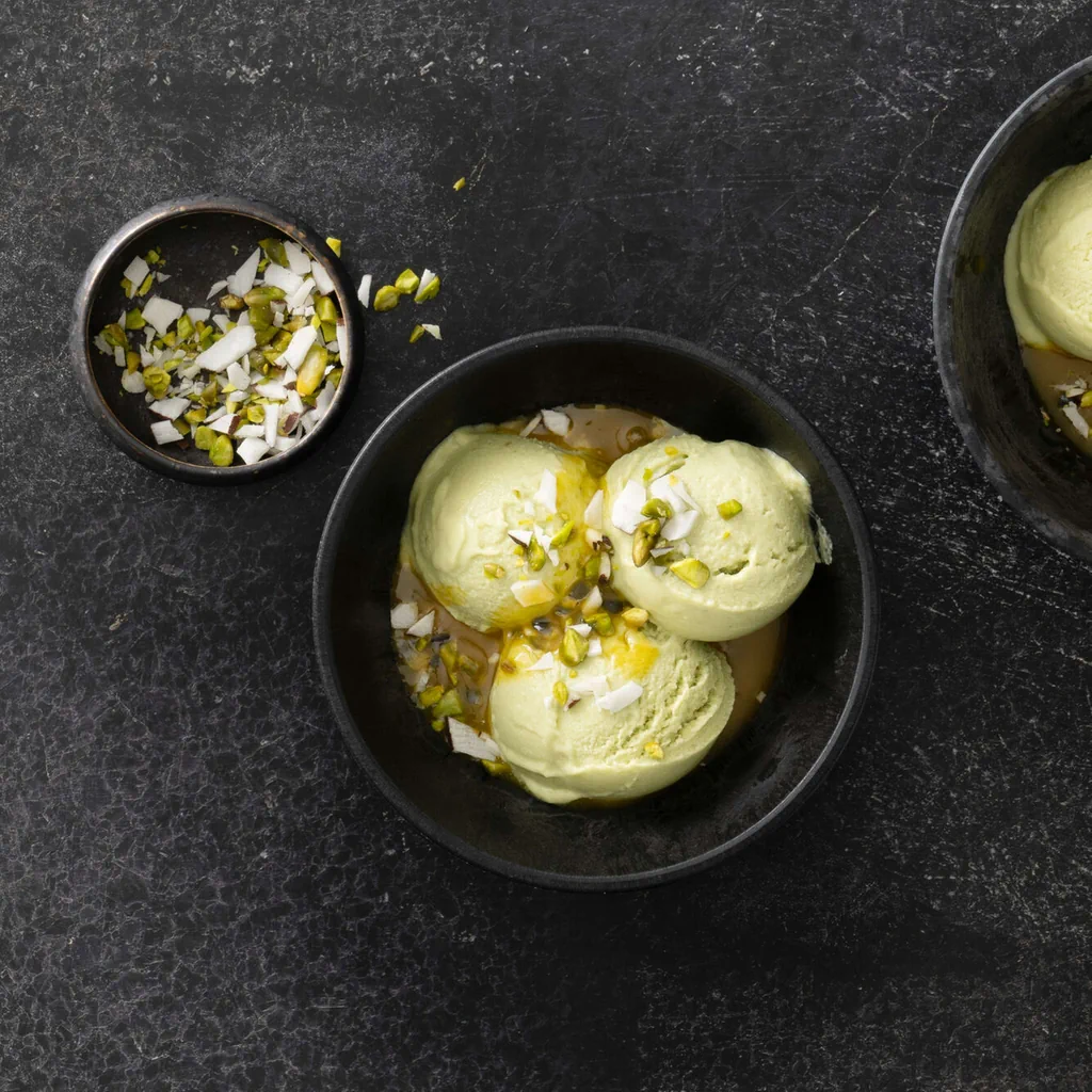 Vegane Avocadoglace mit Passionsfrucht