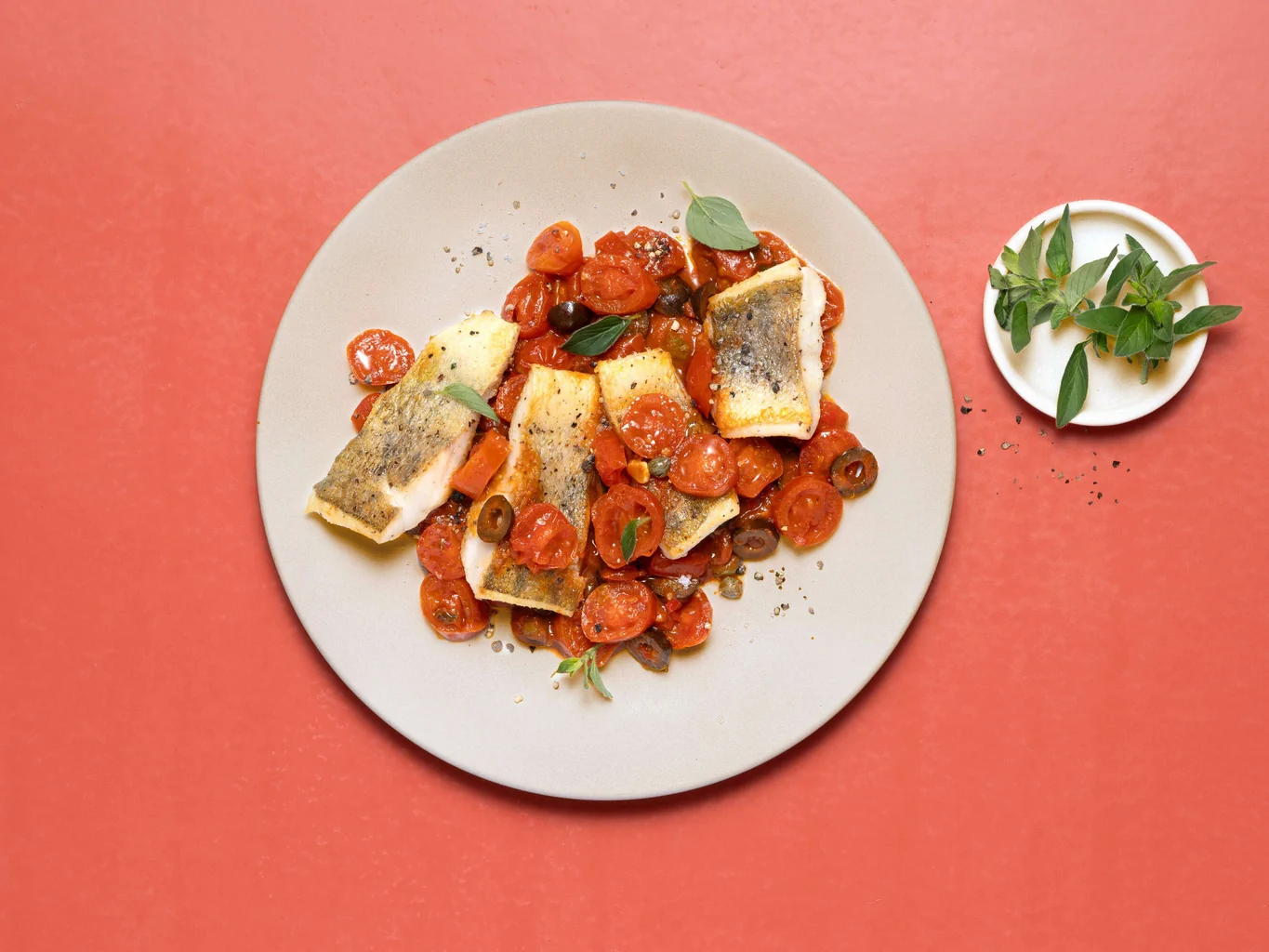 Filetti di pesce con salsa alla puttanesca