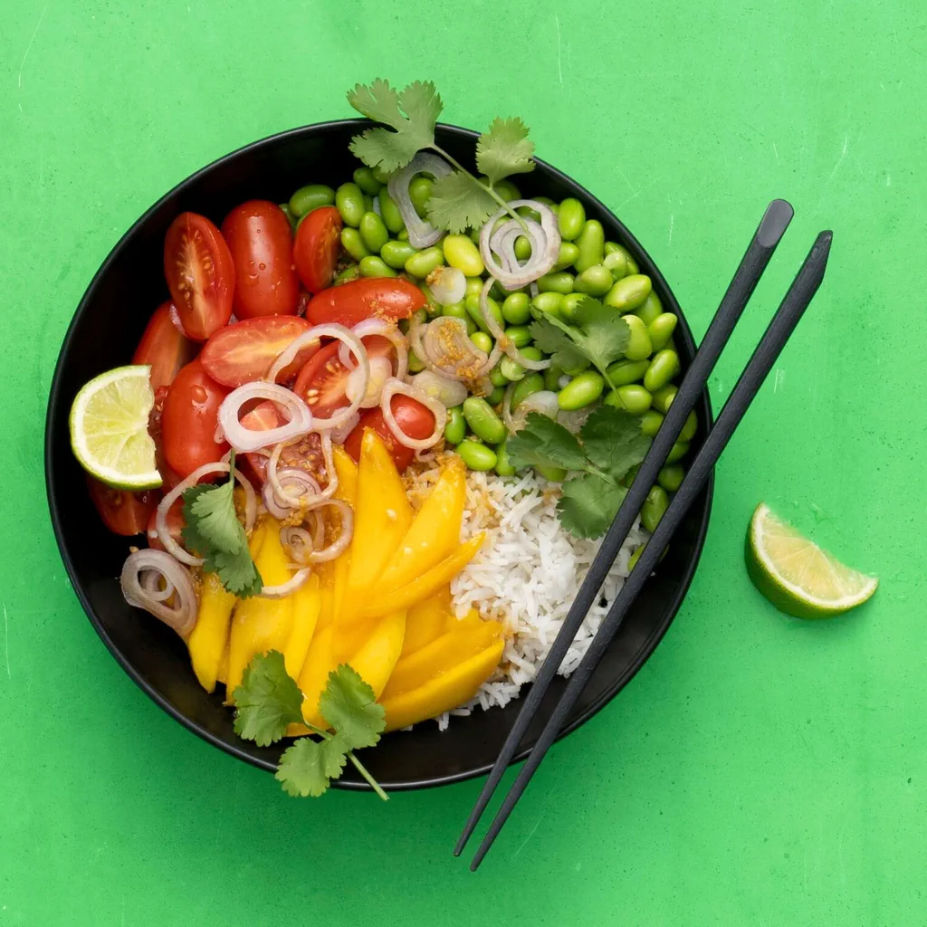 Insalata asiatica di riso con pomodori e mango