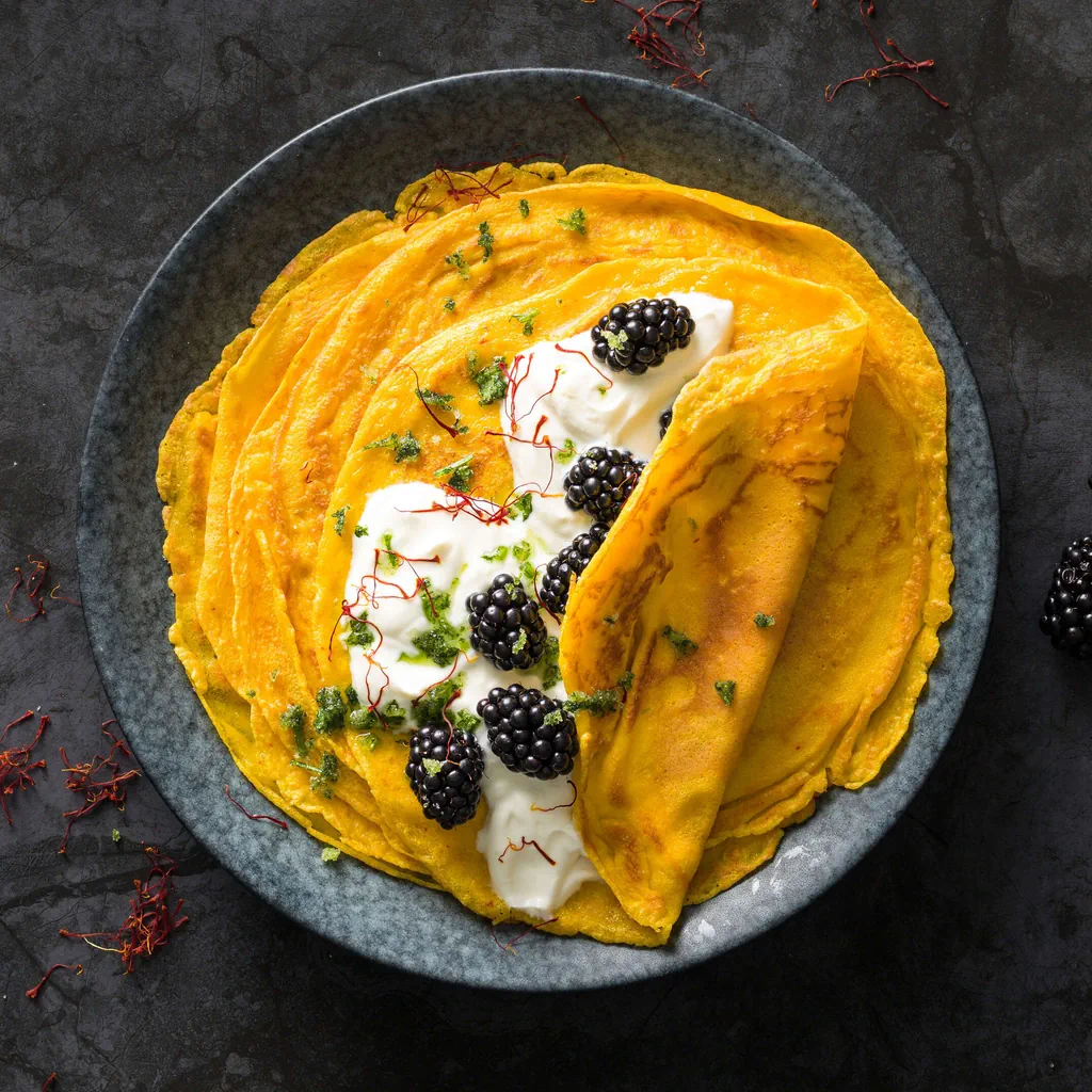 Safran-Omeletten mit Brombeeren