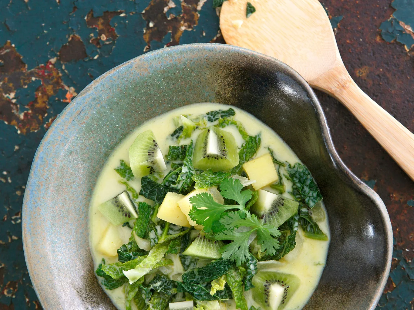 Curry verde con kiwi e coriandolo