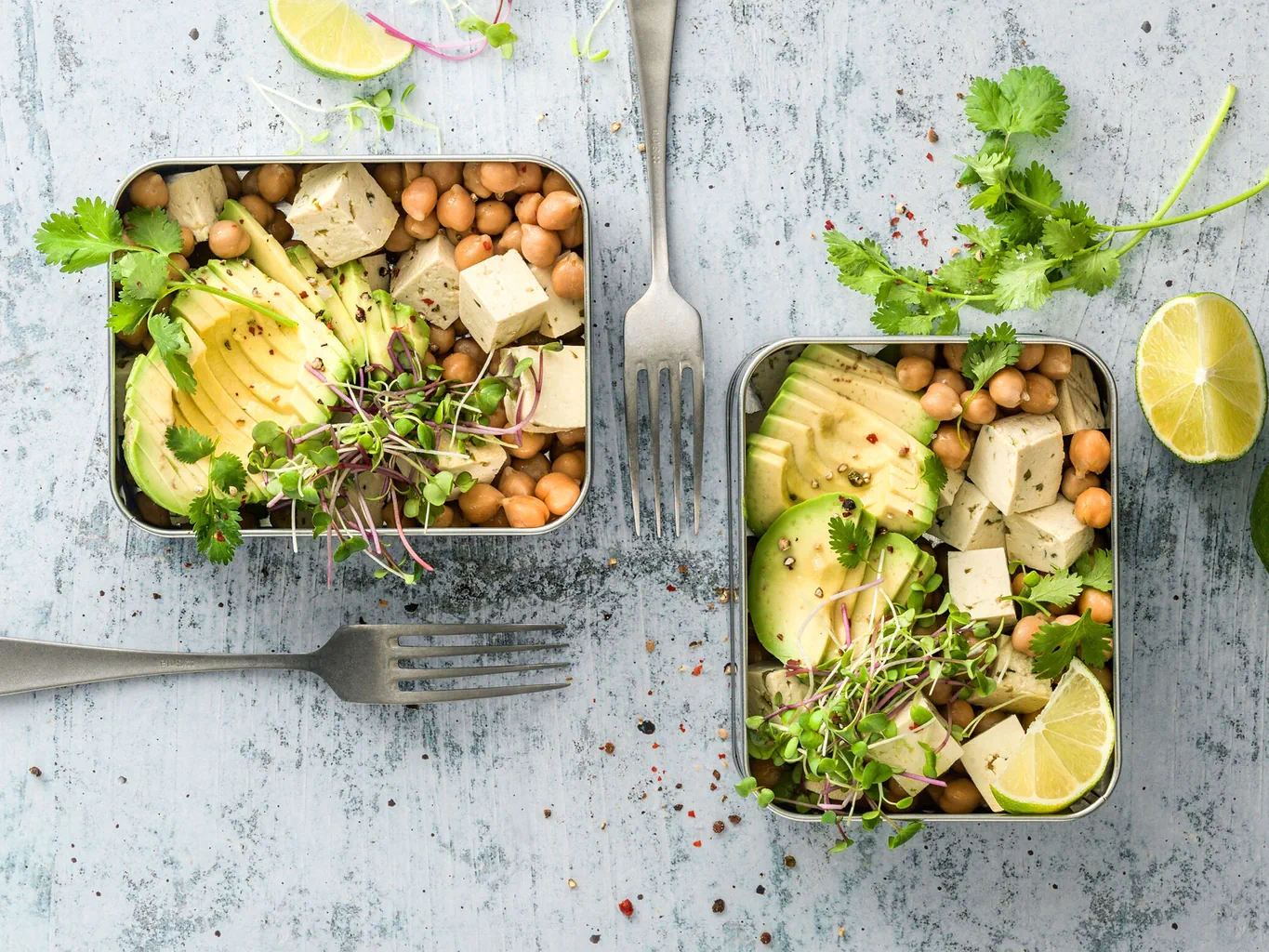 Salade de pois chiches, d'avocat et de tofu