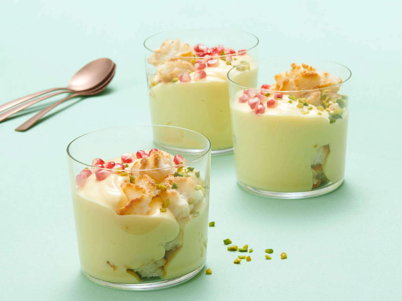 Mousse di mango con macaron al cocco