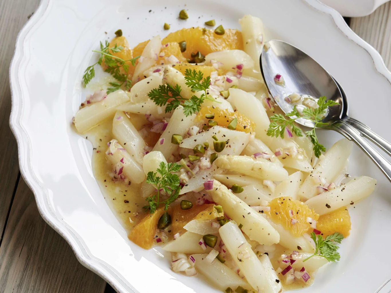 Spargelsalat mit Orangen und Kerbel