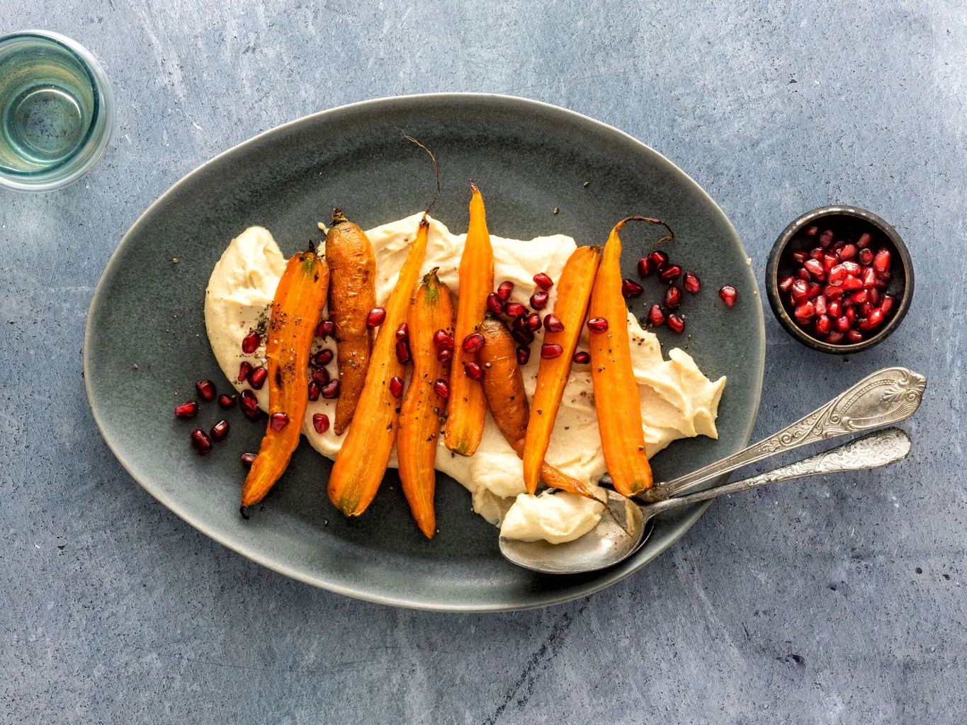 Carote al forno su letto di hummus